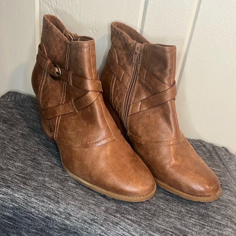 Baretraps Women's Launa Booties